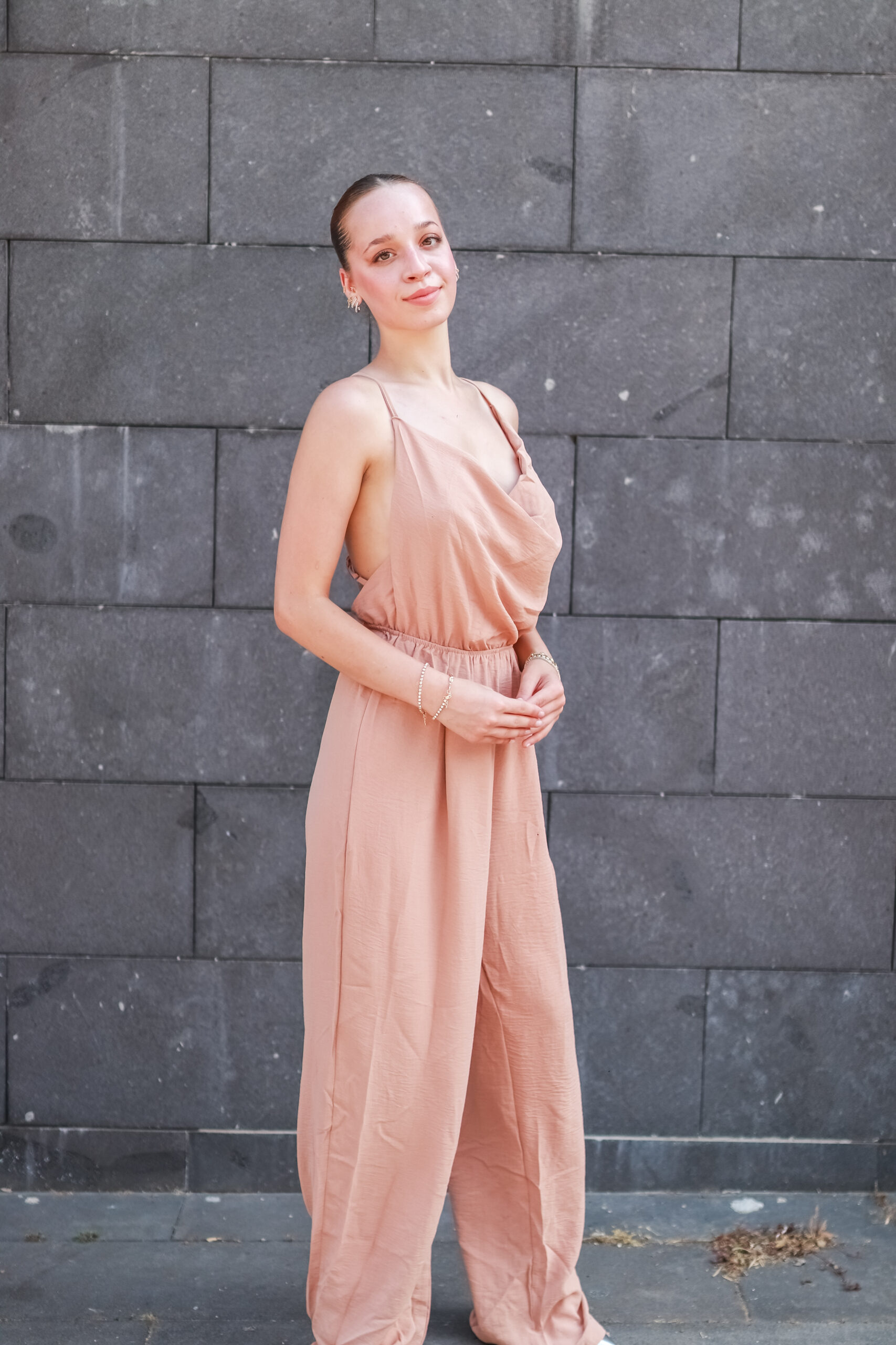 Sırt Dekolteli Tulum - Görsel 3